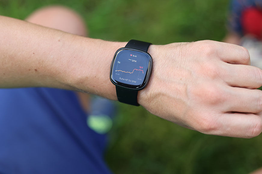 Man sieht die aufgezeichnete Herzfrequenz der Fitbit Versa 4.